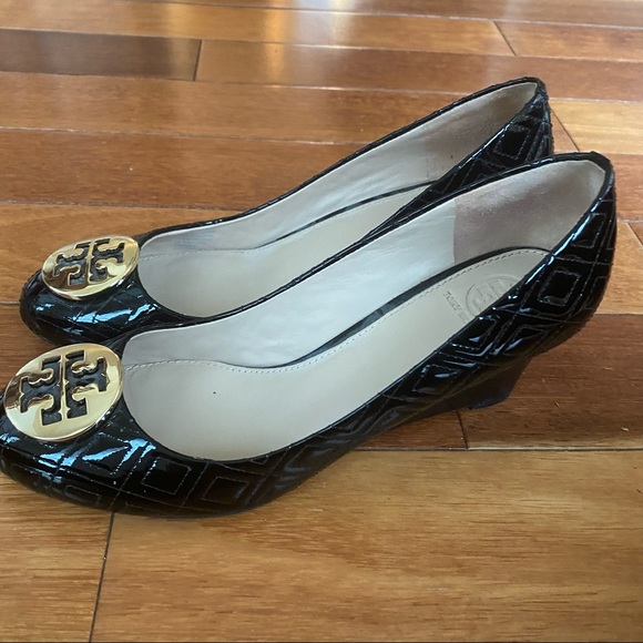 Tory Burch Black Quilted Patent Leather Quinn Wedge Sz 8 - Picture 5 of 14